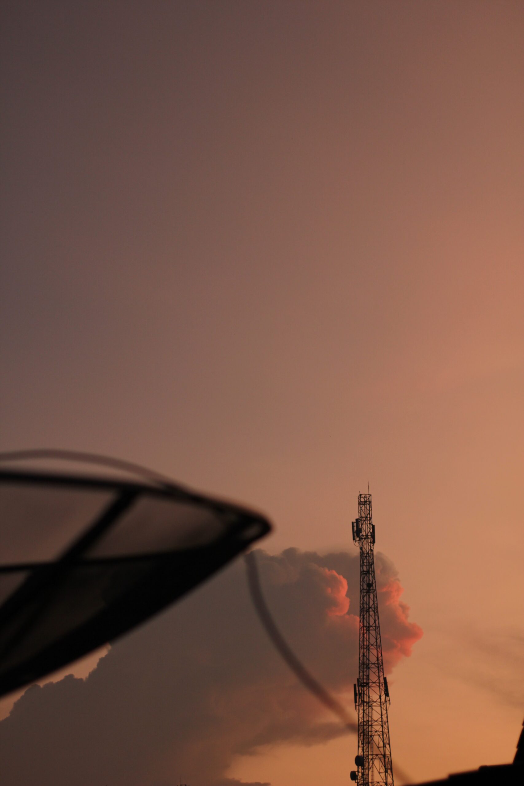 vista-de-angulo-bajo-de-la-torre-de-electricidad-contra-un-cielo-despejado